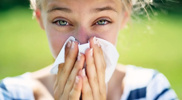child sneezing spring allergies