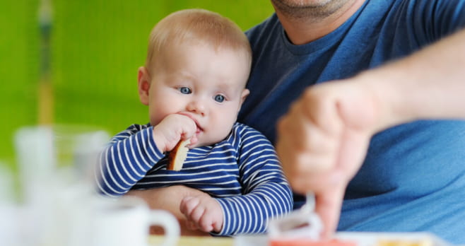 safe baby feeding environment tips